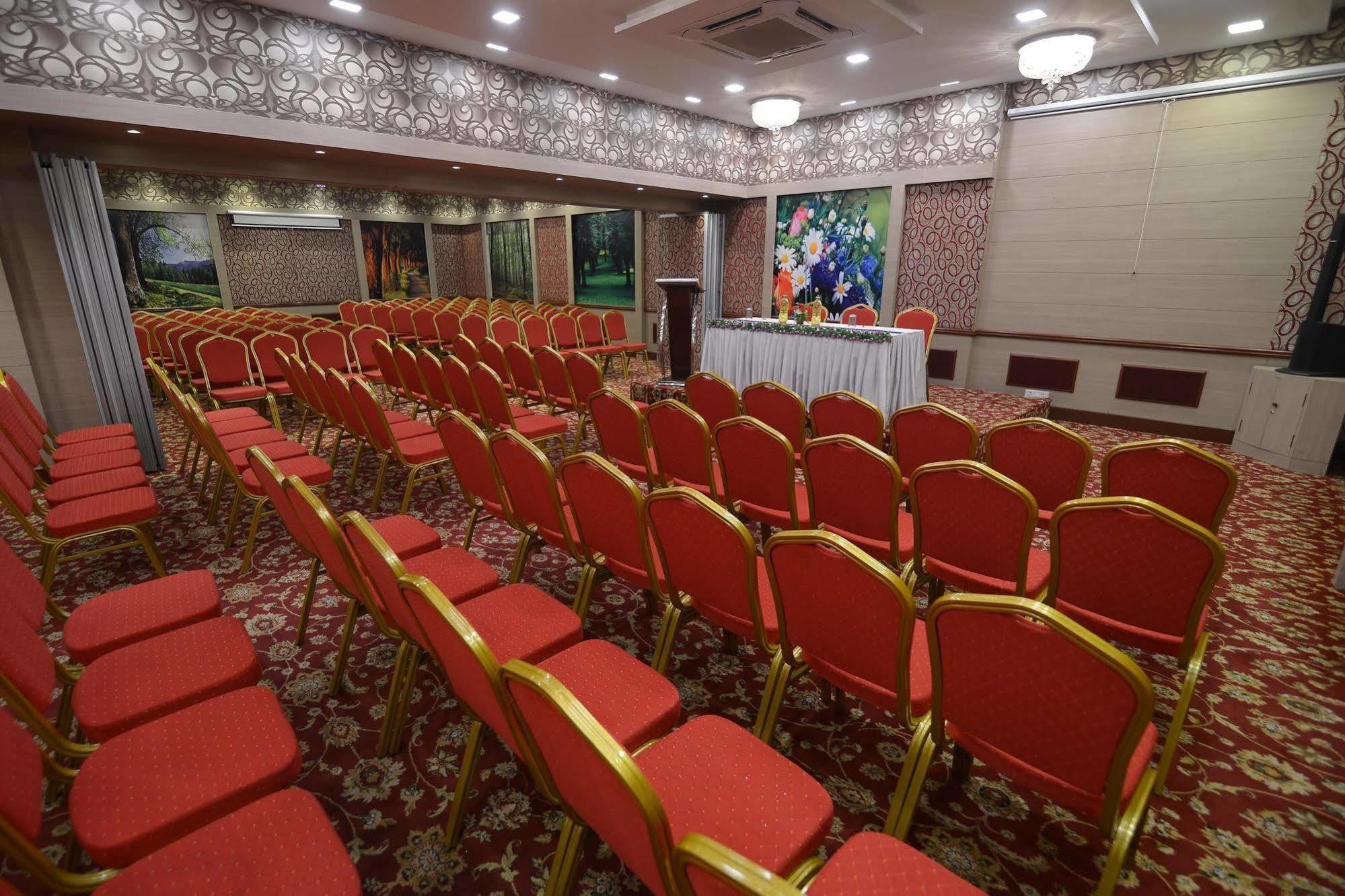 होटल Royal Court 3*