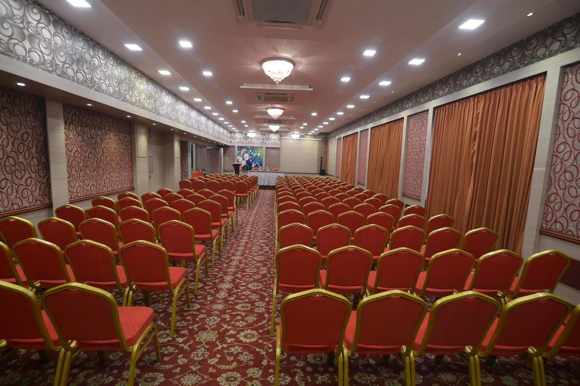 Royal Court 3*